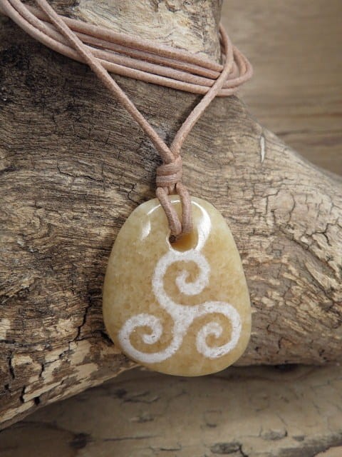 wisior trikselion na kamieniu - aragonit - amulet na rzemieniu