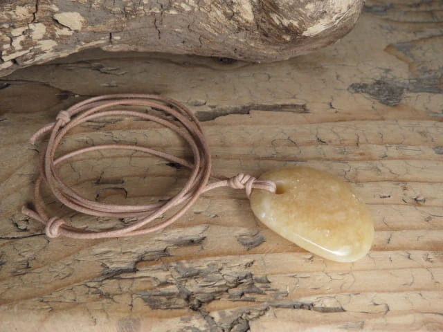 wisior trikselion na kamieniu - aragonit - amulet na rzemieniu