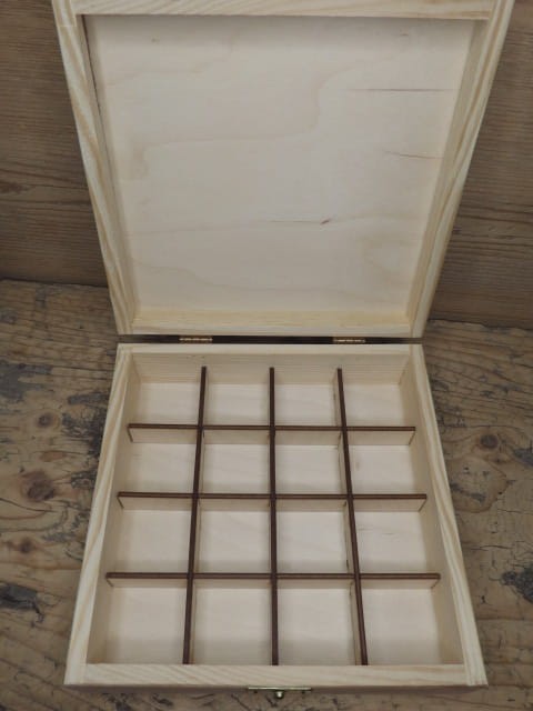 drewniana skrzyneczka z przegródkami na kolekcję