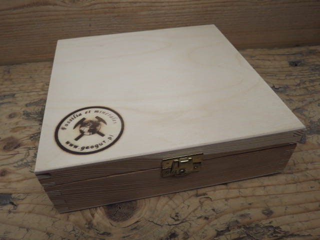 drewniana skrzyneczka z przegródkami na kolekcję