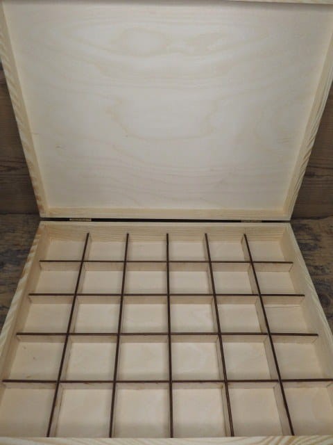 Drewniana skrzyneczka z przegródkami na minerały - 30 okienek