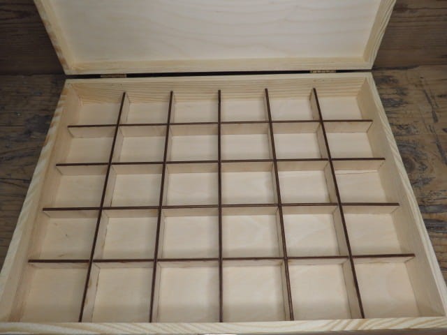 Drewniana skrzyneczka z przegródkami na minerały - 30 okienek