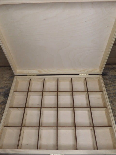 Drewniana skrzyneczka z przegródkami na minerały - 24 okienka.