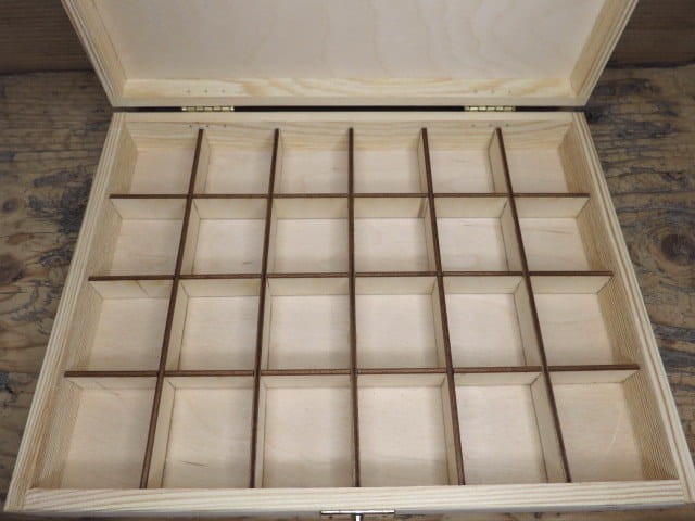 Drewniana skrzyneczka z przegródkami na minerały - 24 okienka.