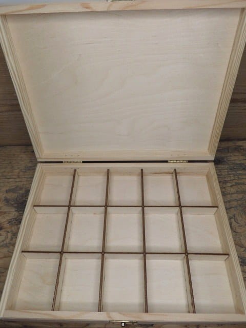 Drewniana skrzyneczka z przegródkami na minerały - 15 okienek