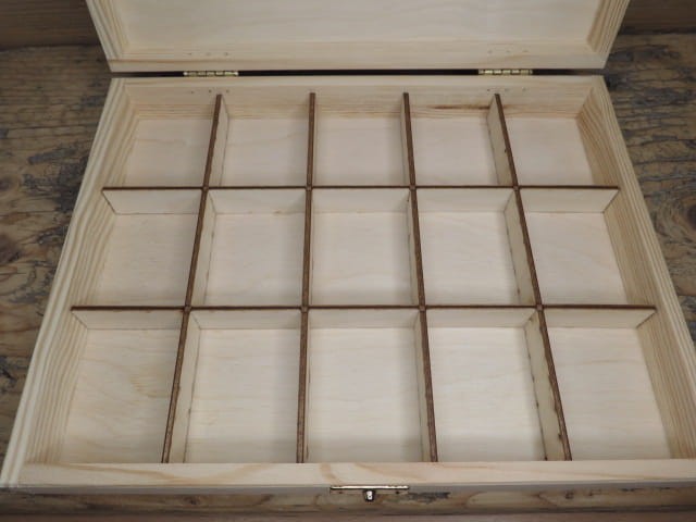 Drewniana skrzyneczka z przegródkami na minerały - 15 okienek