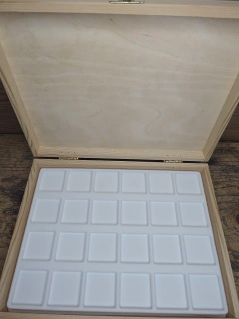 Drewniana skrzyneczka z białą wkładką