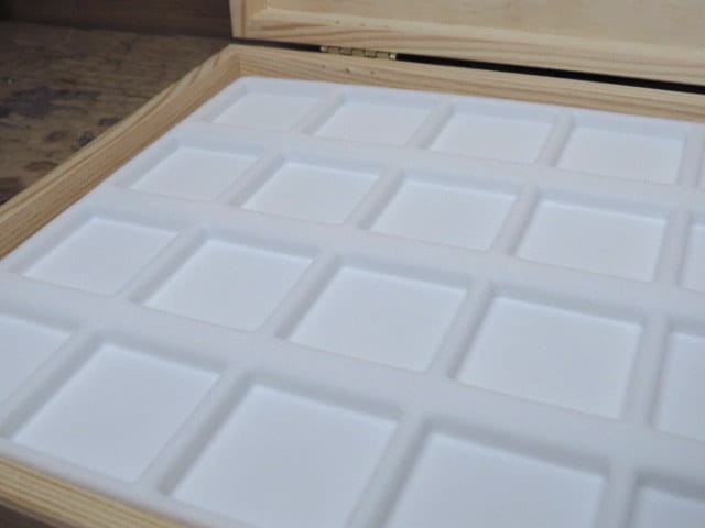 Drewniana skrzyneczka z białą wkładką