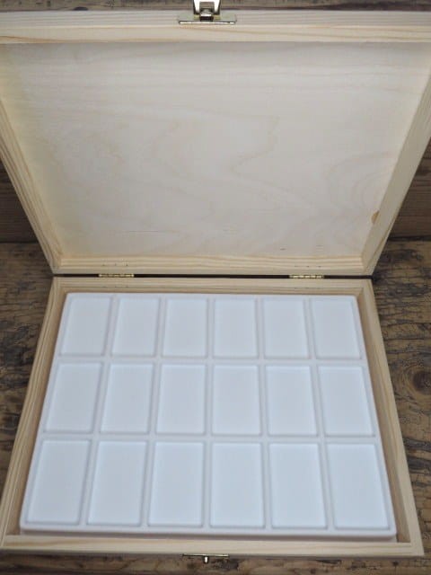 Drewniana skrzyneczka z białą  wkładką na pudełeczka