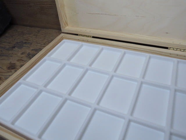 Drewniana skrzyneczka z białą  wkładką na pudełeczka