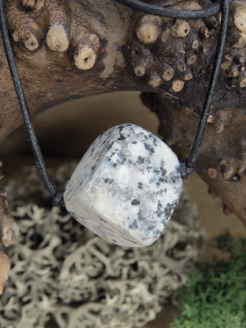 granit na rzemieniu * naszyjnik