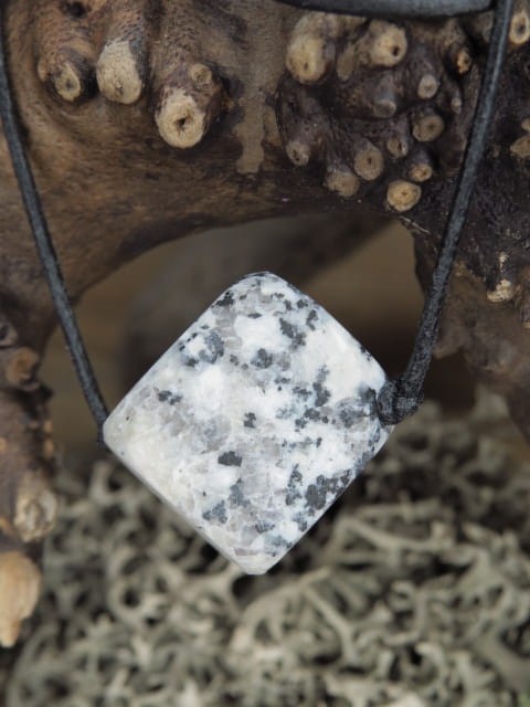 granit na rzemieniu * naszyjnik