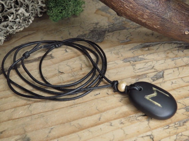 Ehwaz - runa na kamieniu