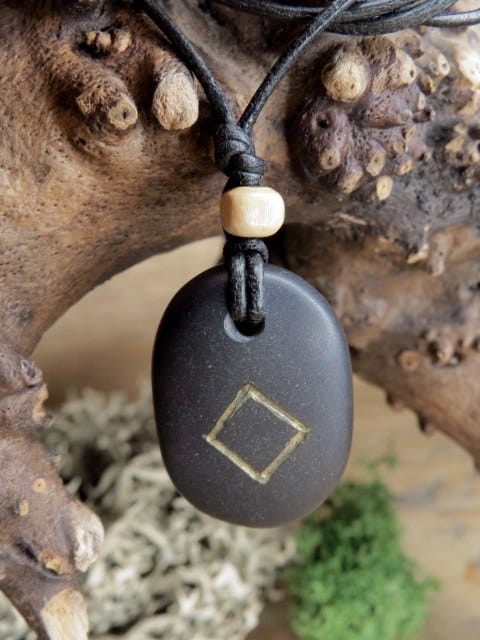 Ingwaz - runa na kamieniu