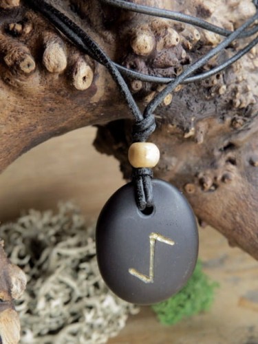 Iwaz - runa na kamieniu * wisior na bazalcie