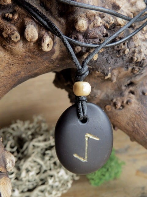 Iwaz - runa na kamieniu * wisior na bazalcie