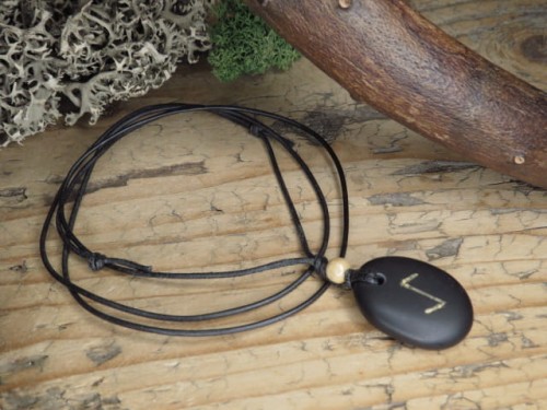 Iwaz - runa na kamieniu * wisior na bazalcie