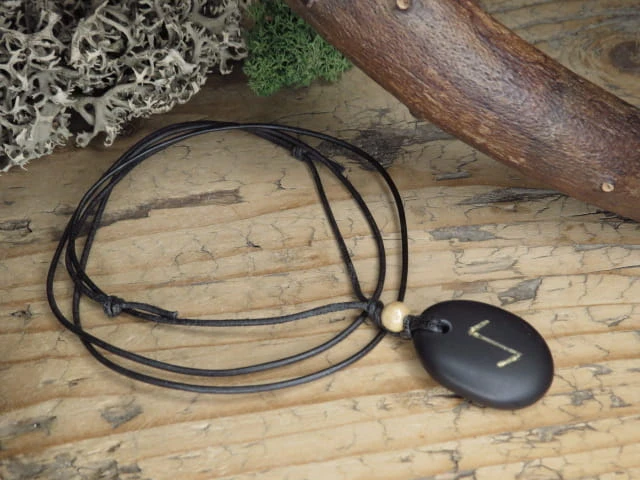 Iwaz - runa na kamieniu * wisior na bazalcie