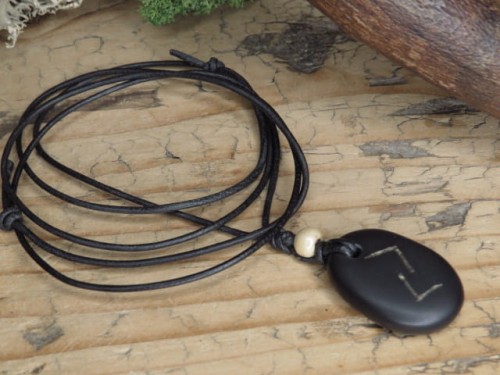 Jeran - runa na kamieniu - wisior z bazaltu