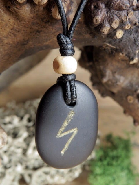 Sowilo - runa na kamieniu - wisior z bazaltu