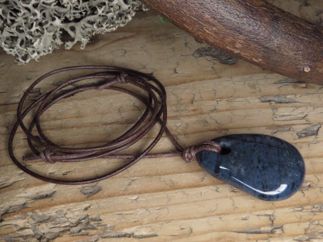 dumortieryt * talizman na rzemieniu