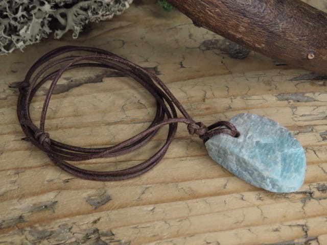 amazonit - talizman na rzemieniu