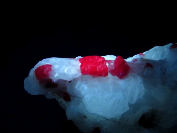 spinel rubinowy Birma - FLUORESCENCJA UV