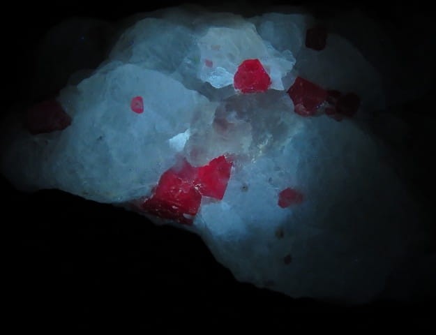 spinel rubinowy Birma - FLUORESCENCJA UV