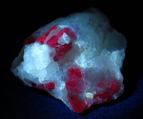 spinel rubinowy Birma - FLUORESCENCJA UV