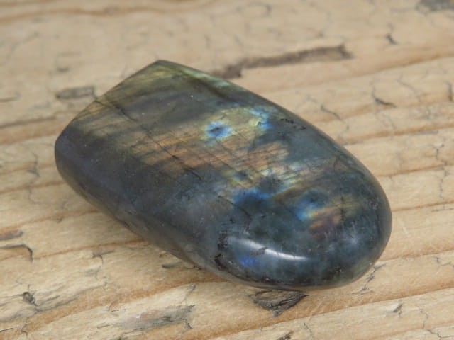 labradoryt z Madagaskaru - obelisk