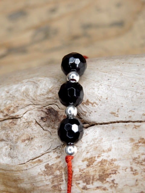 czarny turmalin - bransoletka ochronna na czerwonej nitce