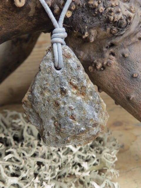 granaty w łupku - wisior na rzemieniu