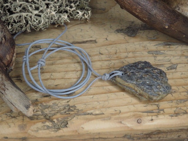 granaty w łupku - wisior na rzemieniu