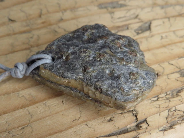 granaty w łupku - wisior na rzemieniu