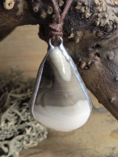 krzemień pasiasty - wisior na rzemieniu