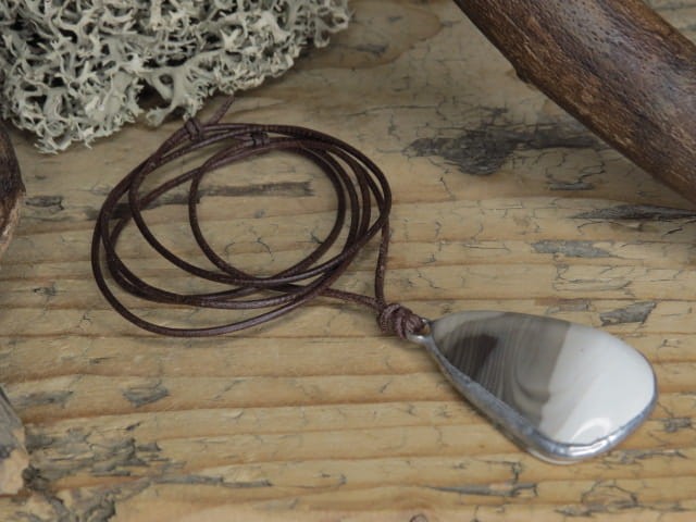 krzemień pasiasty - wisior na rzemieniu