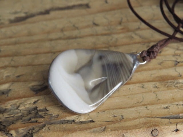 krzemień pasiasty - wisior na rzemieniu