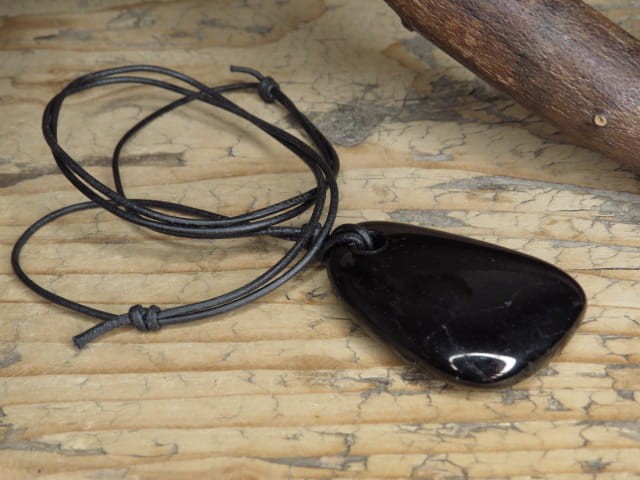 gagat - wisior na rzemieniu