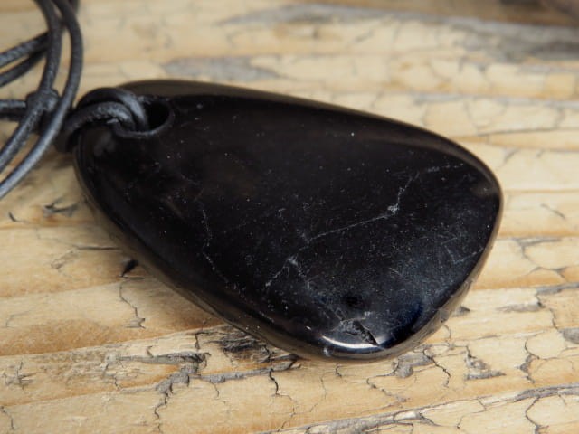 gagat - wisior na rzemieniu