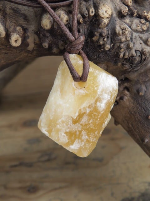 aragonit pomarańczowy * przywraca prawidłową energię * amulet na rzemieniu