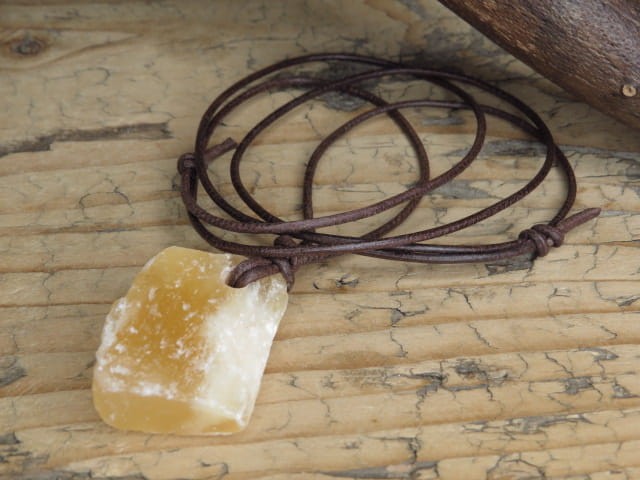 aragonit pomarańczowy * przywraca prawidłową energię * amulet na rzemieniu