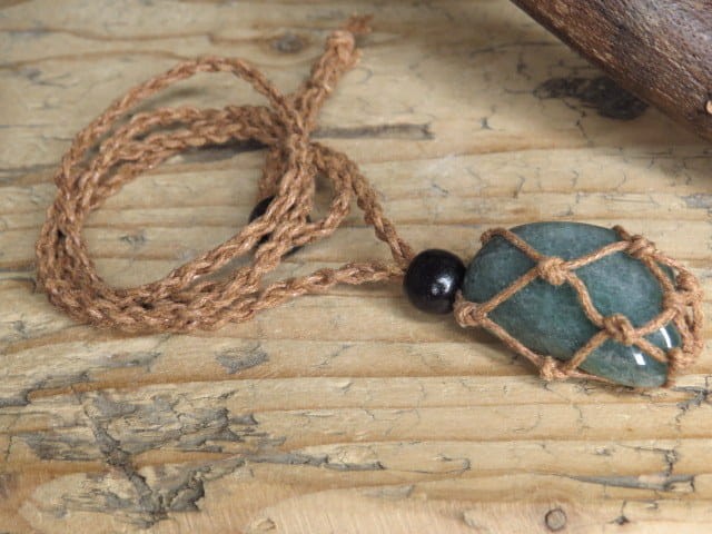 awenturyn - naszyjnik z oplecionym kamieniem