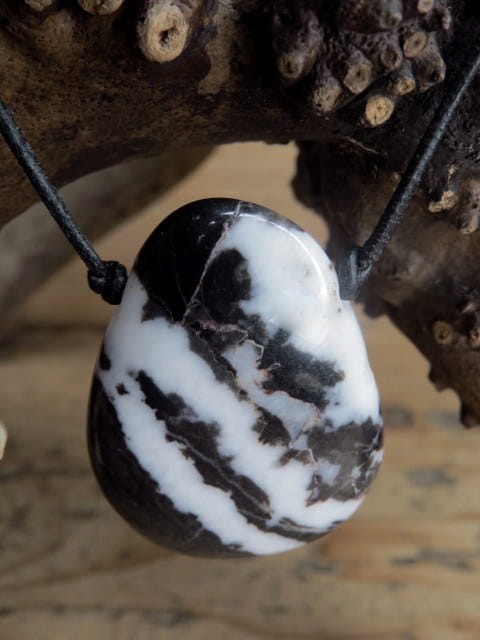 marmur zebra * amulet na rzemieniu