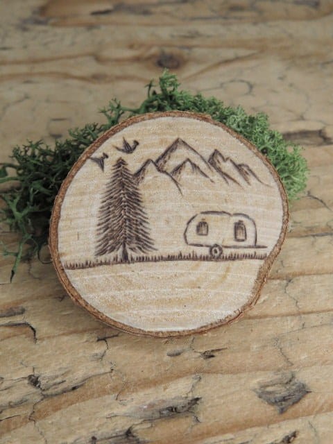 Magnes „Górska przygoda” – ręcznie wypalany na drewnie