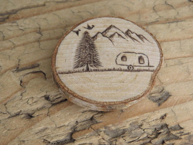 Magnes „Górska przygoda” – ręcznie wypalany na drewnie