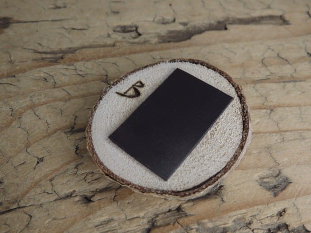 Magnes „Gałązka” – subtelna natura wypalona w drewnie