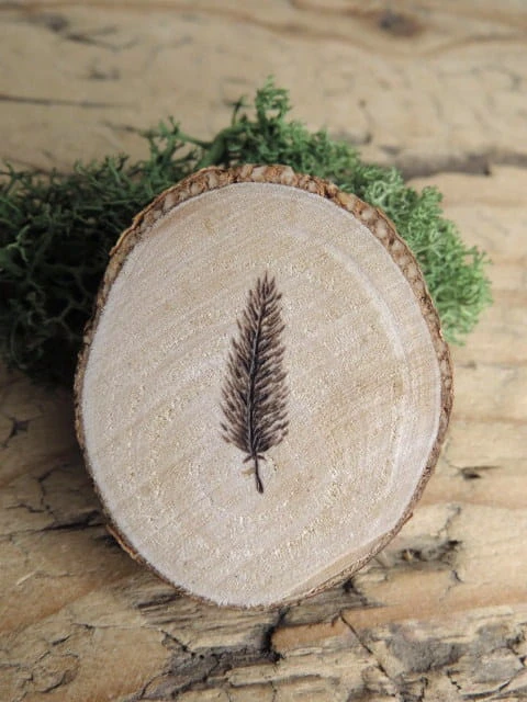 Magnes „Piórko” – lekkość uchwycona w drewnie