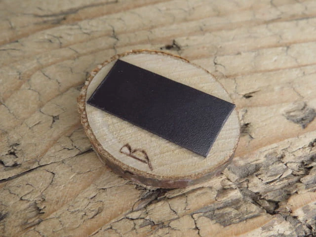 Magnes „Piórko” – lekkość uchwycona w drewnie