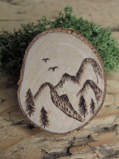 Magnes „Górskie opowieści” – pejzaż wypalony w drewnie