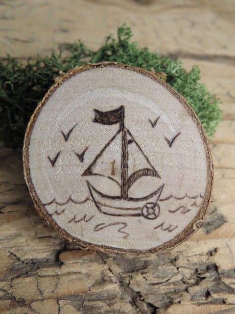 Magnes „Morskie opowieści” – żaglówka wypalona na drewnie